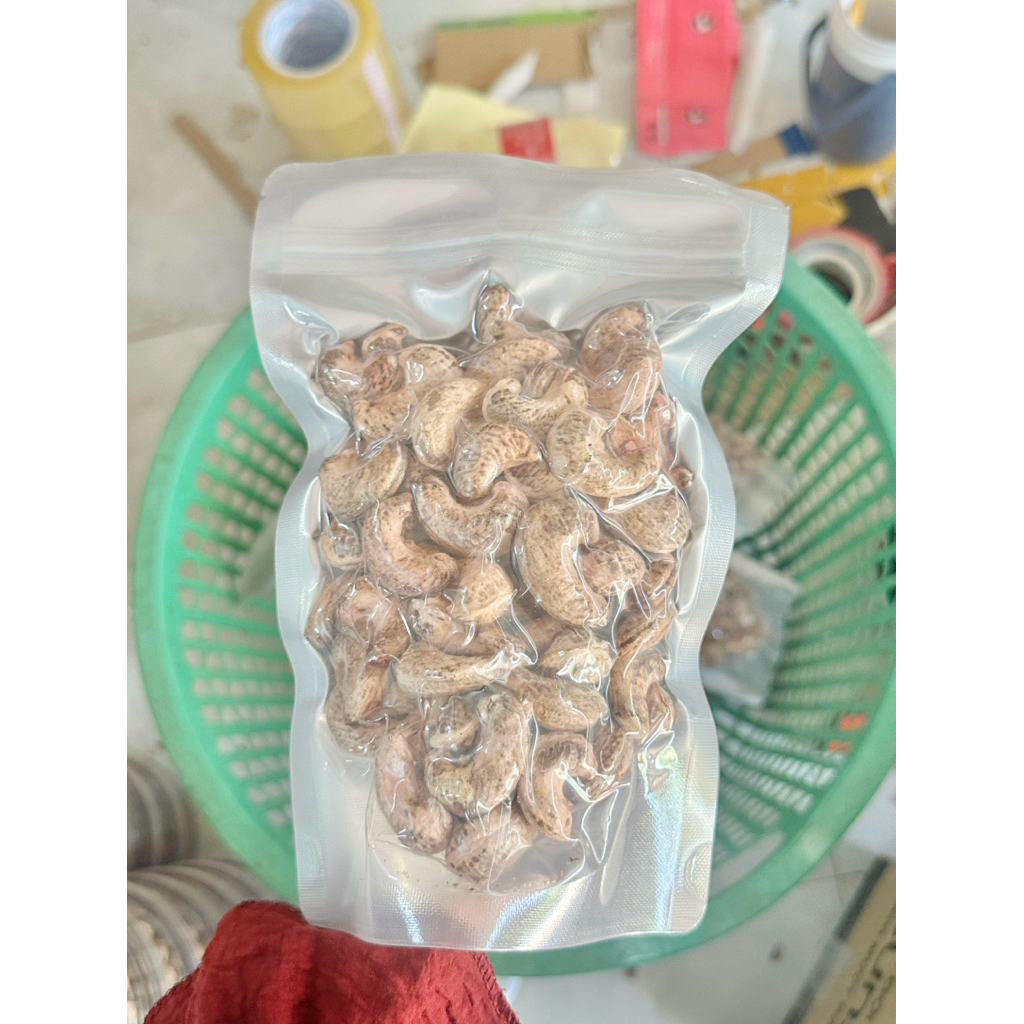 250gr Whole dried cashews with silk skin type 1
