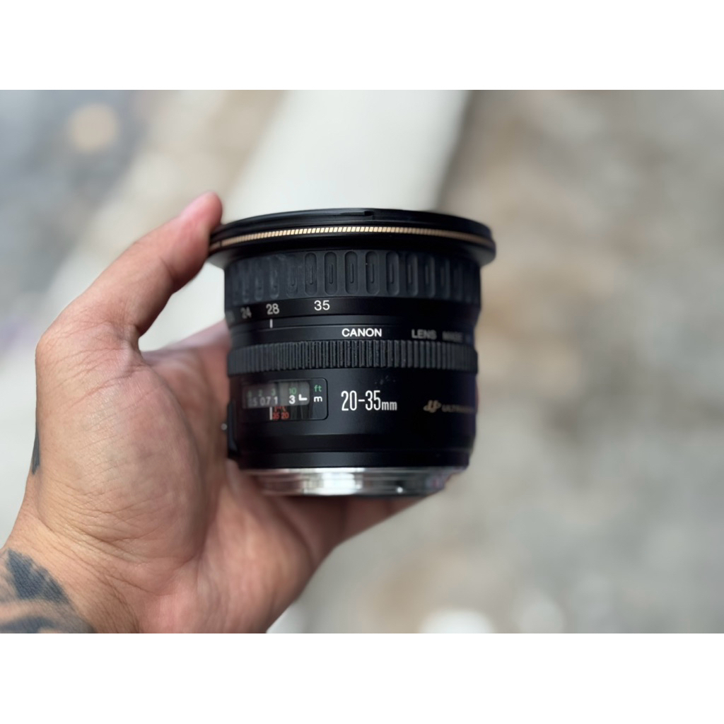 Camera lens - Canon EF 20-35 USM Lens - Fast focus zoom telephoto lens