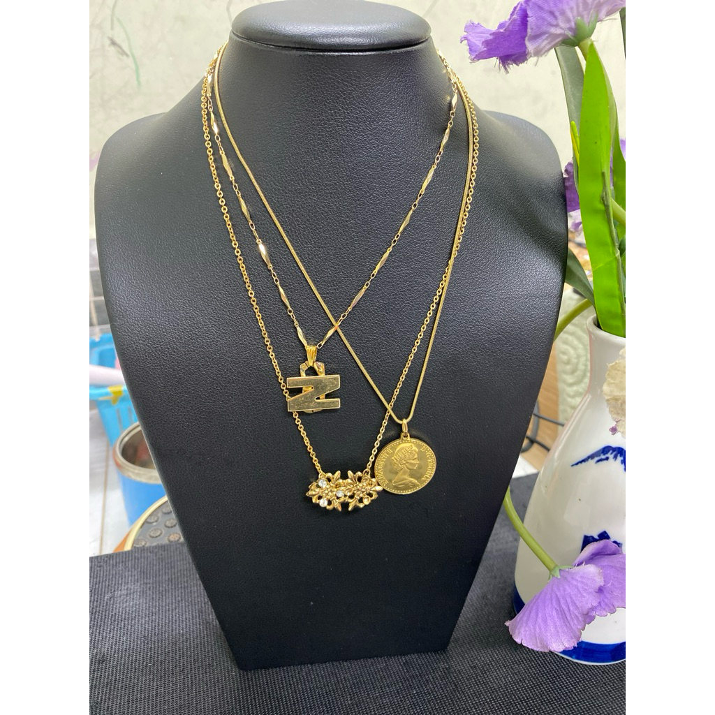 Compo of 3 fashionable women's necklaces